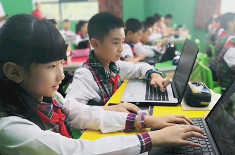 Education Minister Chen Baosheng Inspects the Future Classroom in Chongqing Shuren Jingrui Primary School